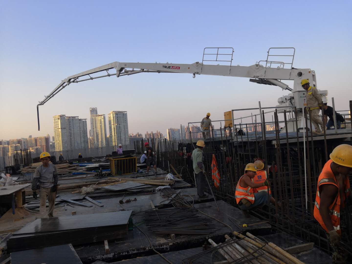 內(nèi)爬布料機 內(nèi)爬布料機