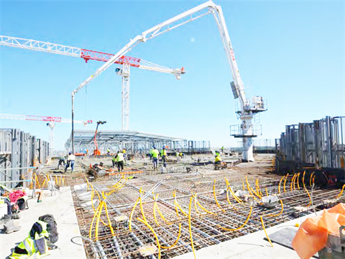 建筑工程必備機(jī)械，混凝土布料機(jī)。